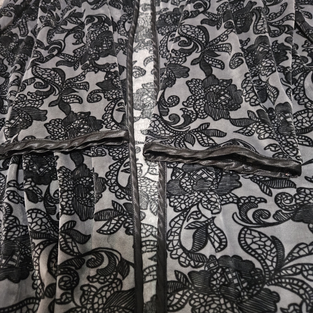 Nicole Miller Black and Gray Patterned Robe - Picture 5 of 6